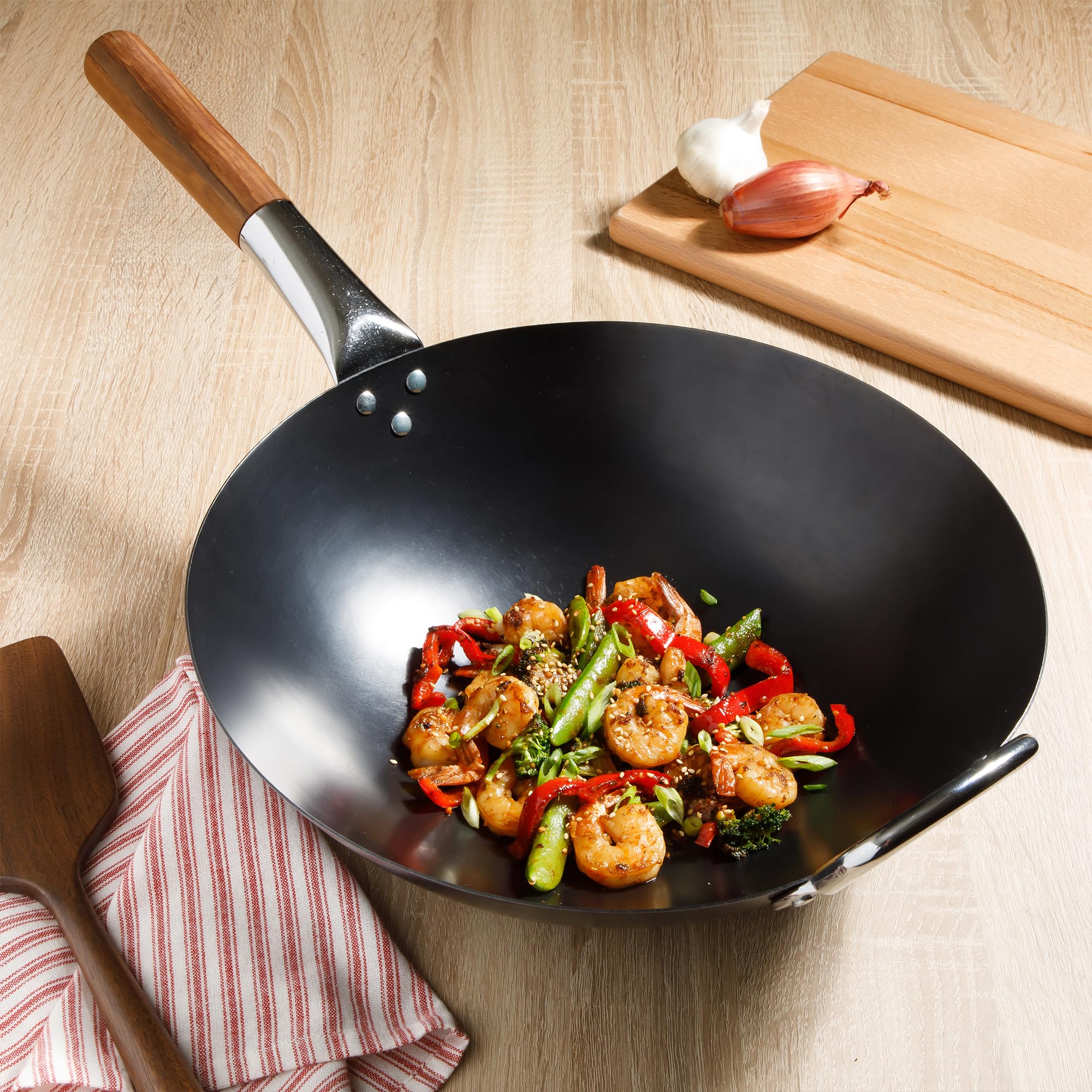 Sur La Table wok en cuisine en action saisissant légumes à haute chaleur