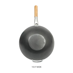 Sur La Table wok intérieur patiné détail montrant surface antiadhérente naturelle
