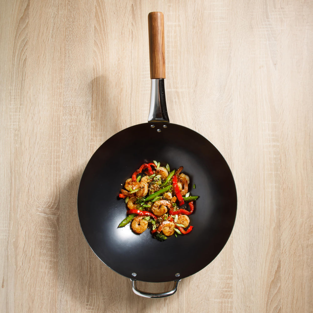 Sur La Table wok packaging et contenu montrant le wok inclus dans la boîte