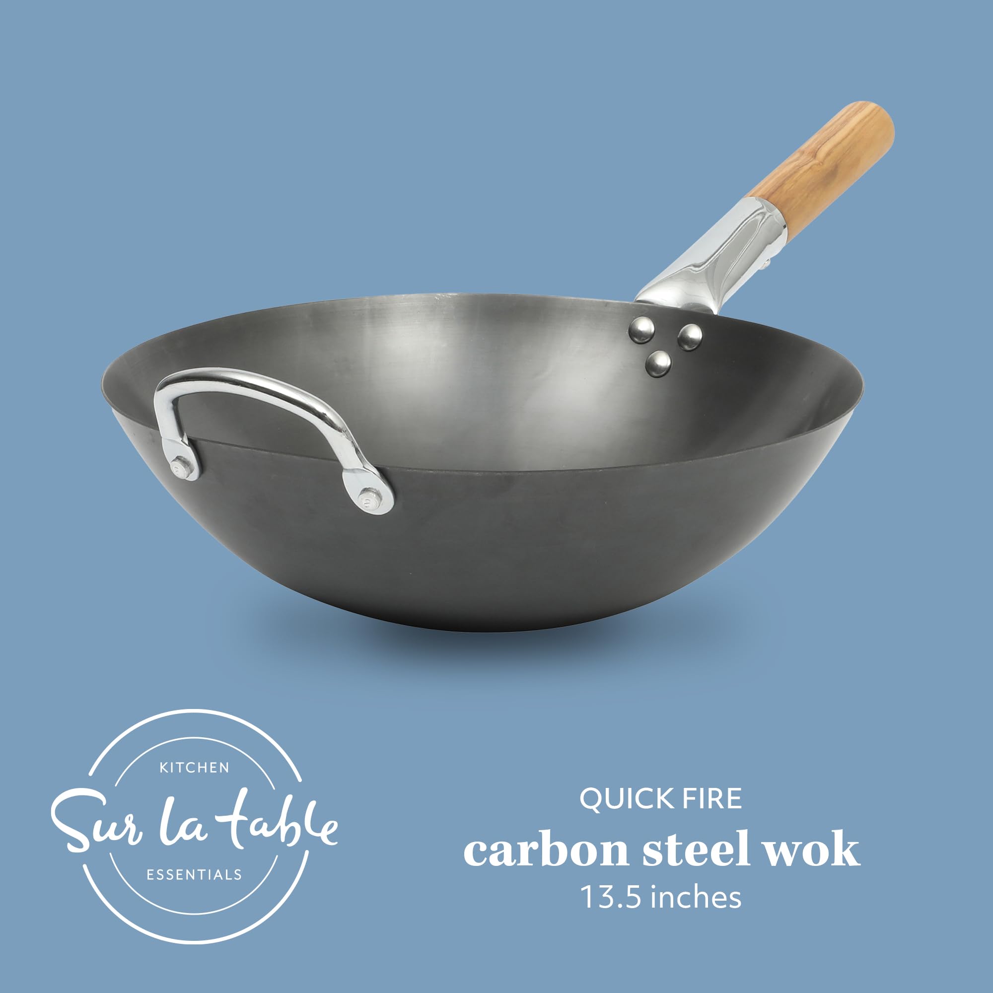 Sur La Table wok poignée rivetée gros plan pour une prise sûre
