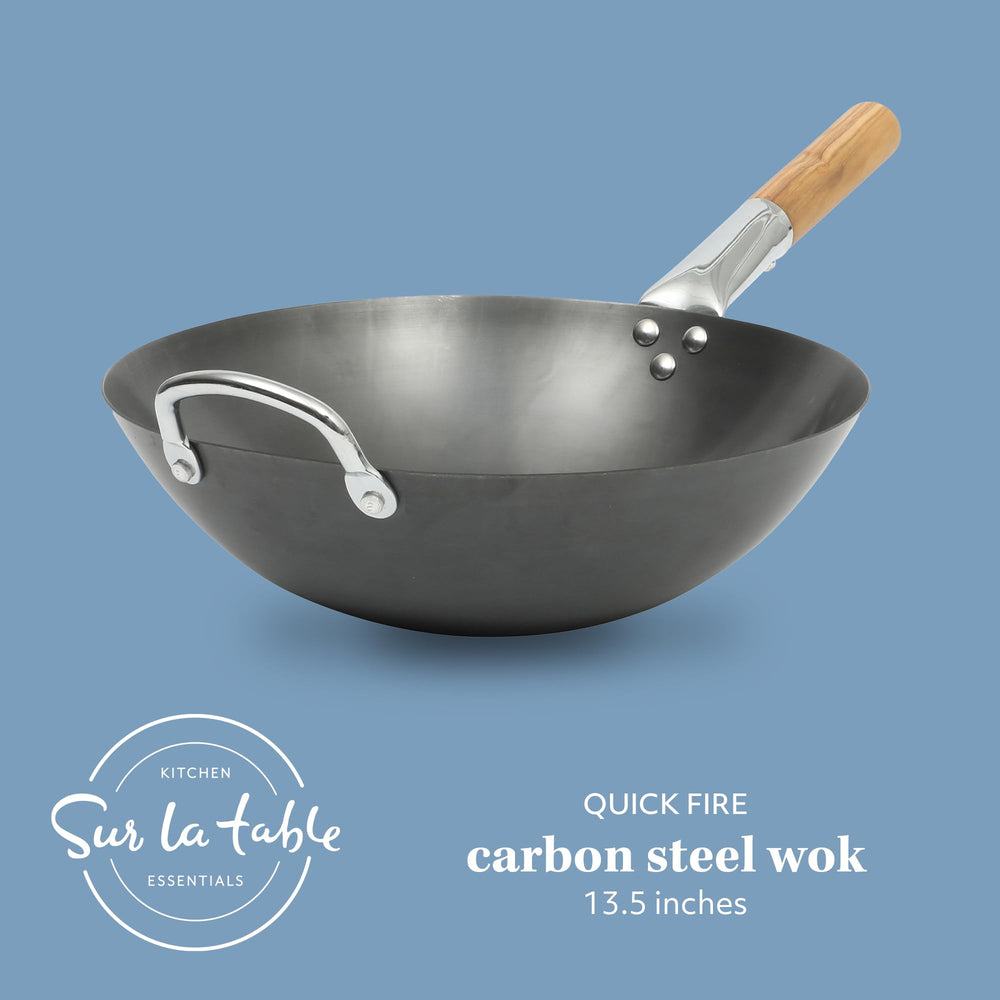 Sur La Table wok poignée rivetée gros plan pour une prise sûre