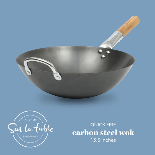 Sur La Table wok poignée rivetée gros plan pour une prise sûre