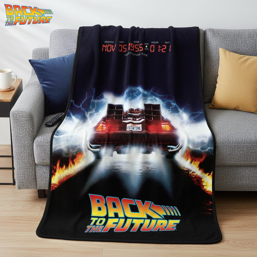 Surreal Entertainment couverture Outatime drapée en chambre, apporte style rétro décoratif