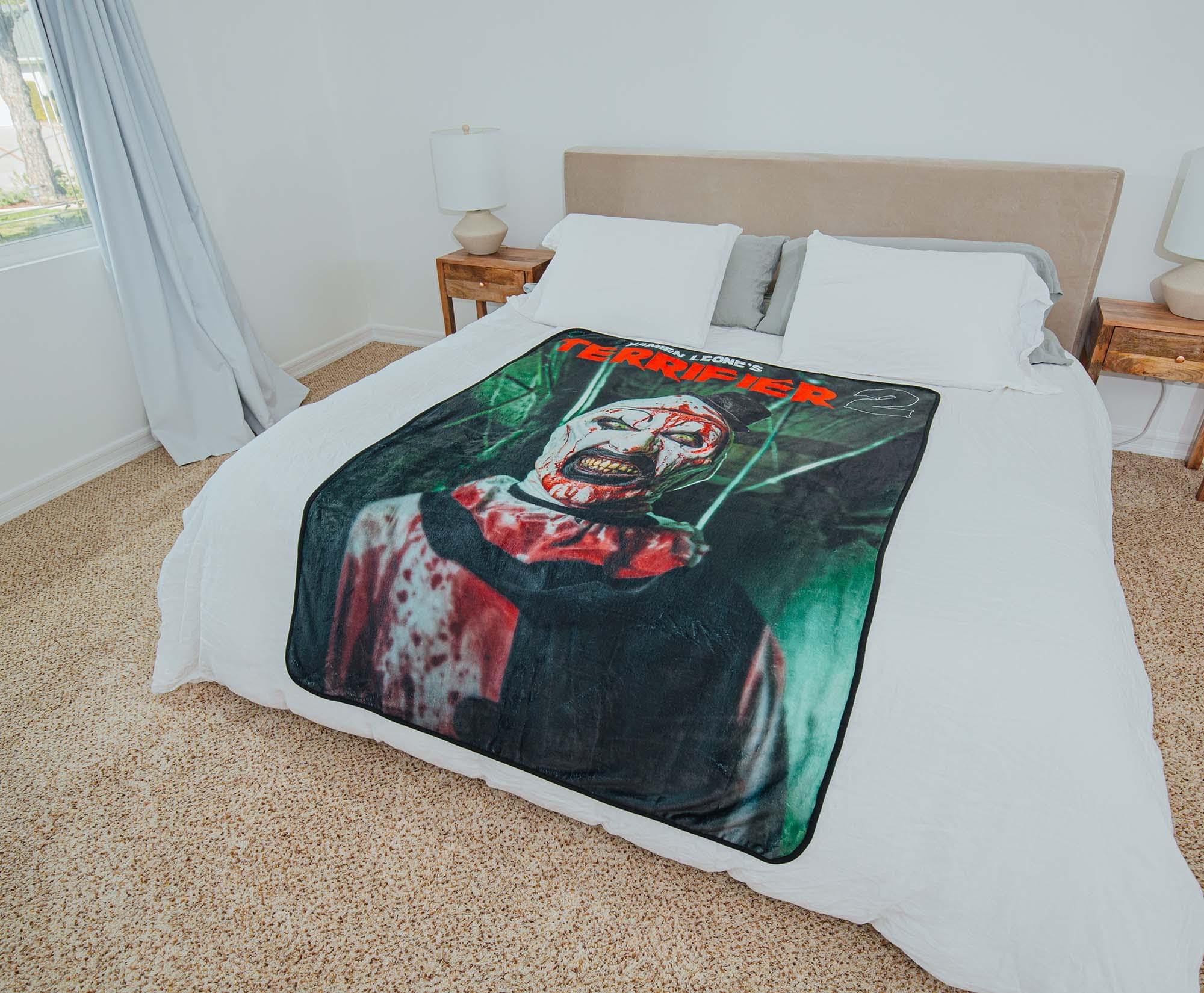 Surreal Entertainment plaid disposé sur lit pour décoration et confort nocturne