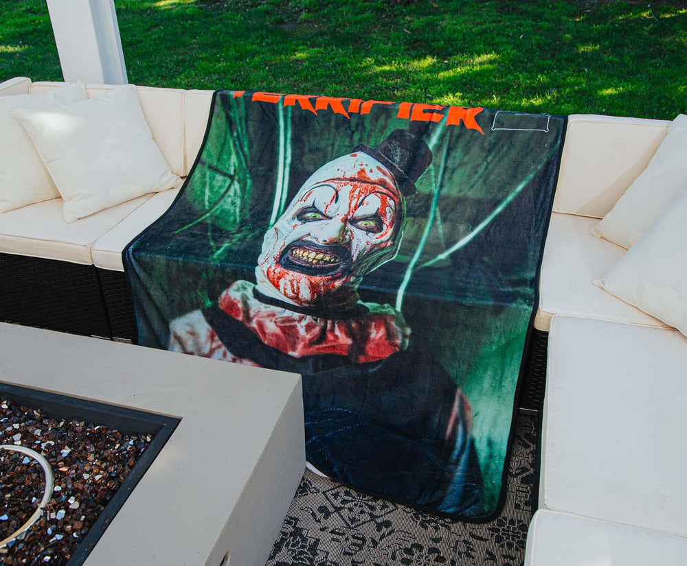 Surreal Entertainment détail sur coutures pour durabilité et finition soignée