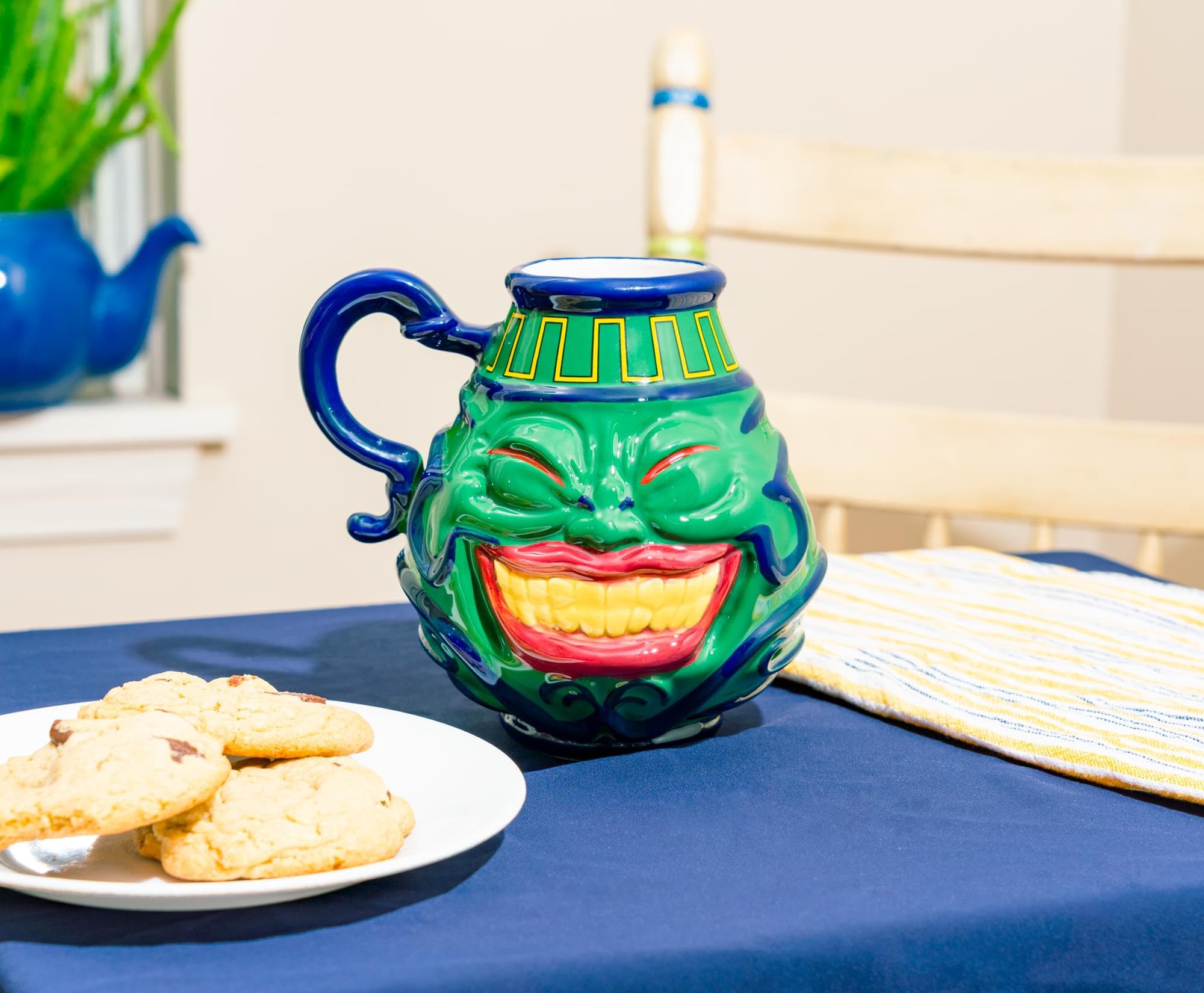 Surreal Entertainment mug Pot of Greed en situation service café illustrant usage quotidien