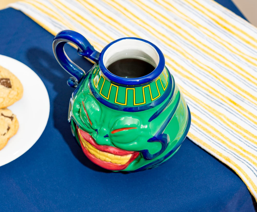 Surreal Entertainment mug Pot of Greed placé sur étagère de collection pour mise en valeur