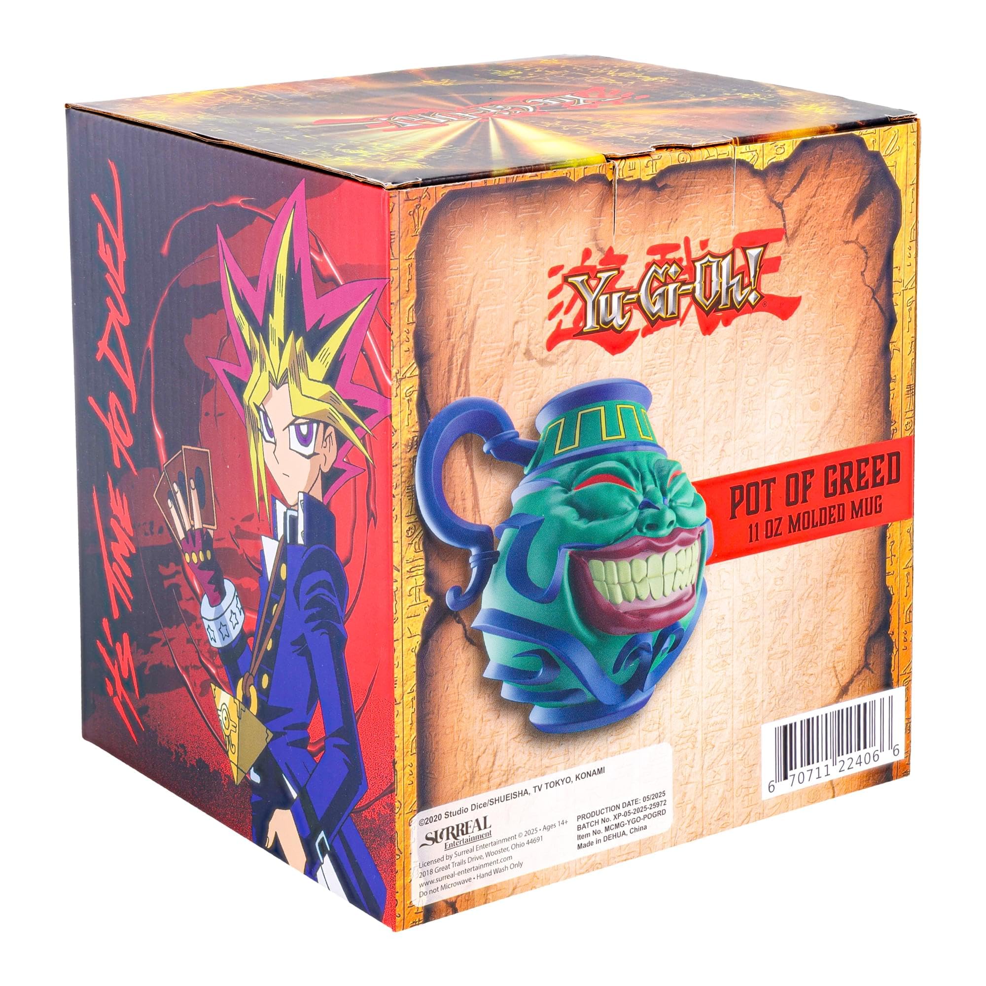 Surreal Entertainment mug Pot of Greed tenu en main pour montrer échelle et ergonomie