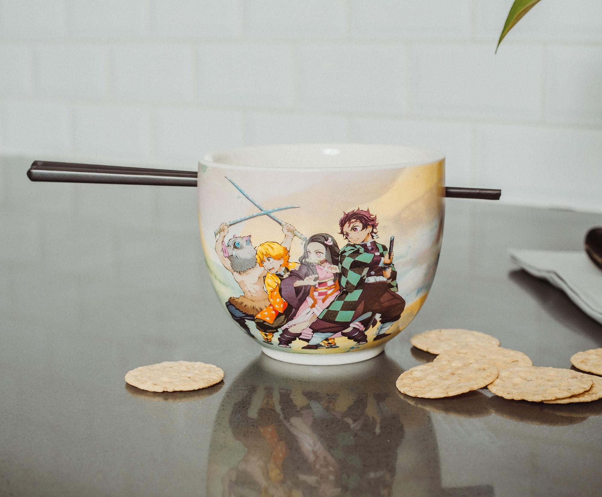 Surreal Entertainment bol en usage avec ramen illustrant la contenance et praticité