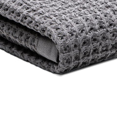 SUTERA serviette face gaufrée gris montrant absorption rapide
