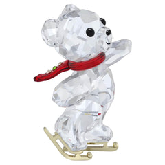 Gros plan sur les facettes du Swarovski Kris Bear soulignant 439 facettes et éclat
