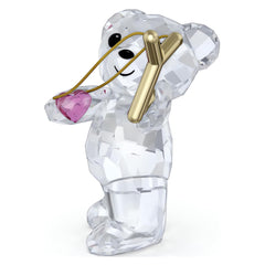 Swarovski Kris Bear gros plan sur le cœur rose avec un scintillement intense