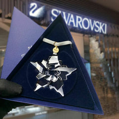 Swarovski gros plan facettes et médaille argent champagne, détail précieux