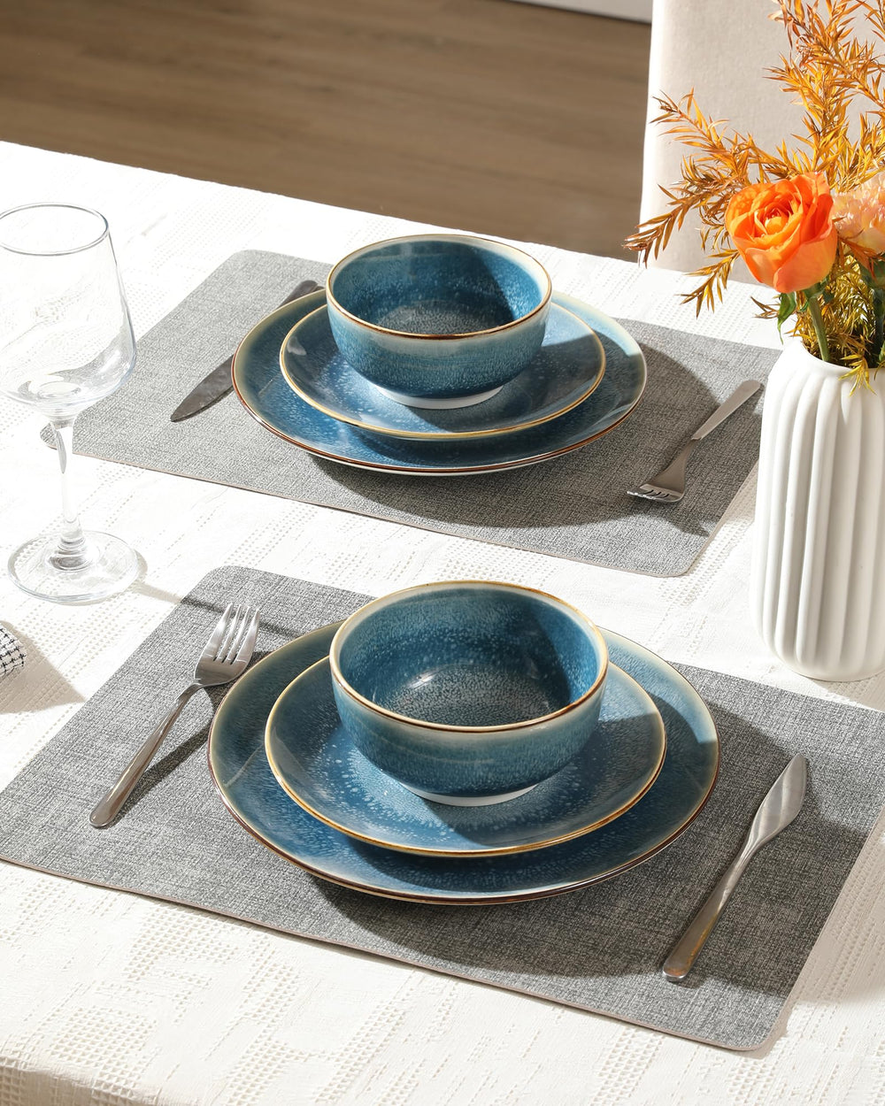 Mise en scène Sweejar Home sur table bleue, crée une ambiance accueillante