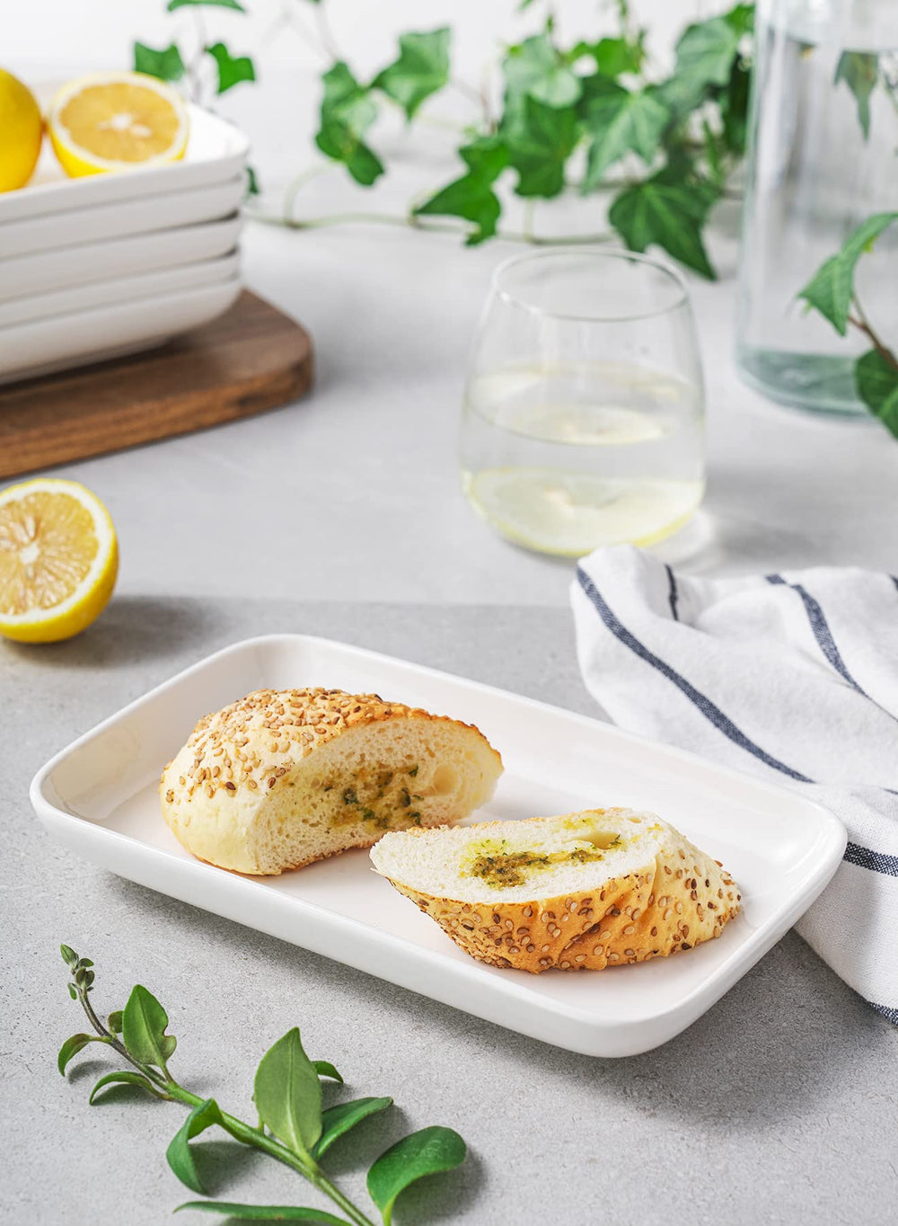 Sweese assiette à côté d'une cuillère pour illustrer échelle et dimensions pratiques