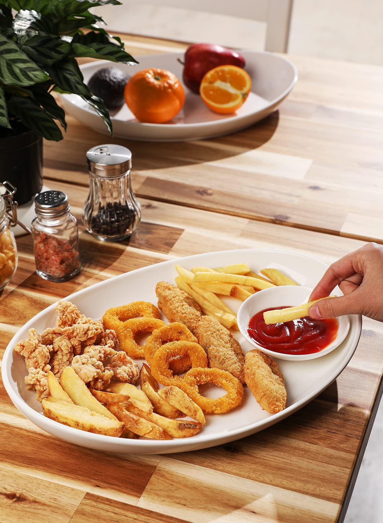 Sweese plat ovale en usage sur table dressée, facilite le service