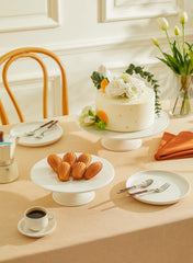Sweese présentoir en situation lors d'une fête, valorisant desserts et décoration