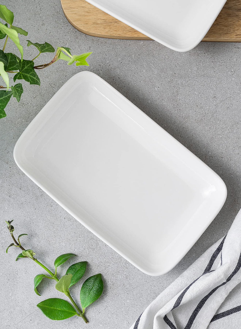 Sweese assiette sur table de fête montrant adaptabilité aux événements et style