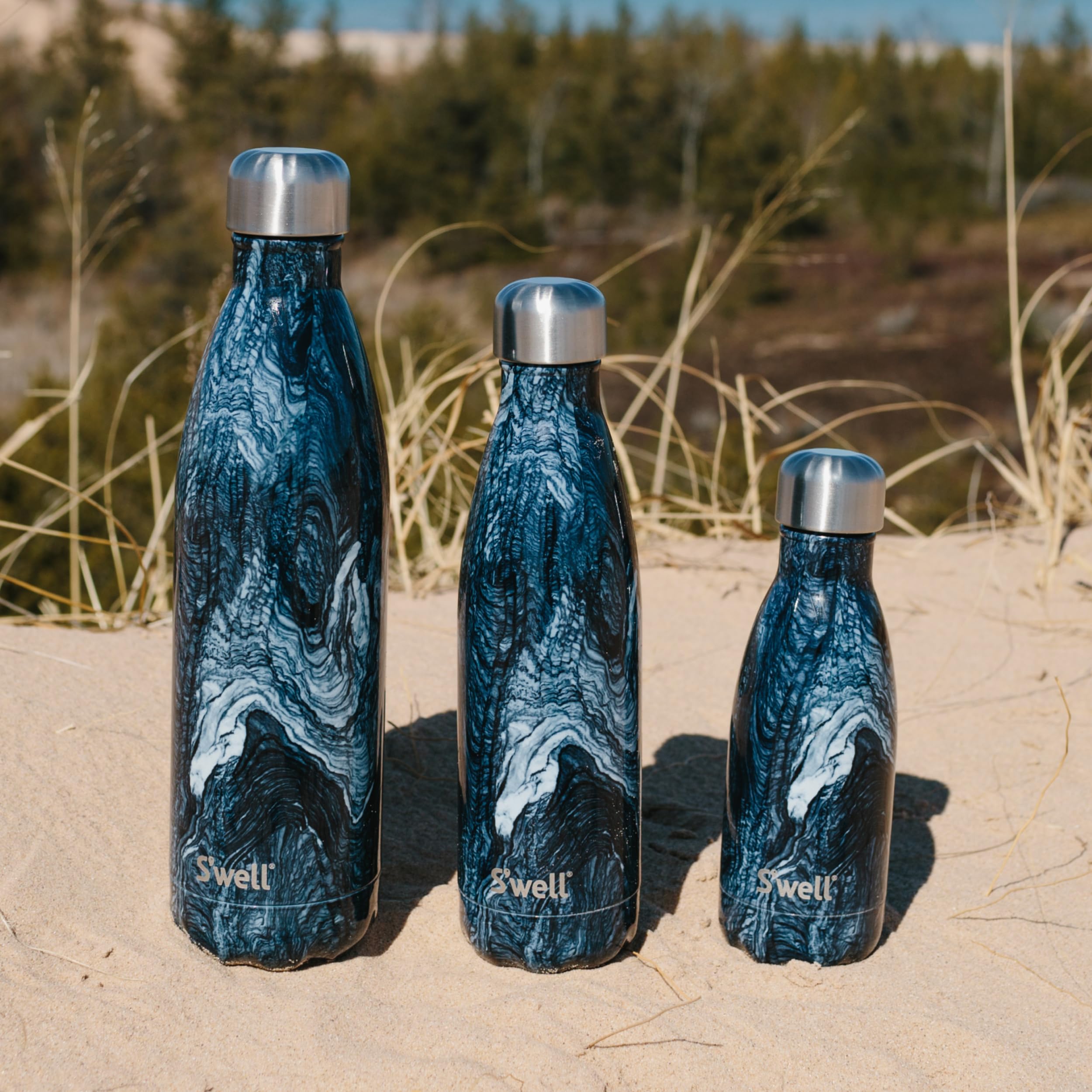 Comparaison de taille S'well Azurite Marble 9 oz dans un porte-gobelet pour voyage