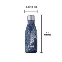 Bouteille S'well Azurite Marble en usage quotidien dans un sac à main pratique