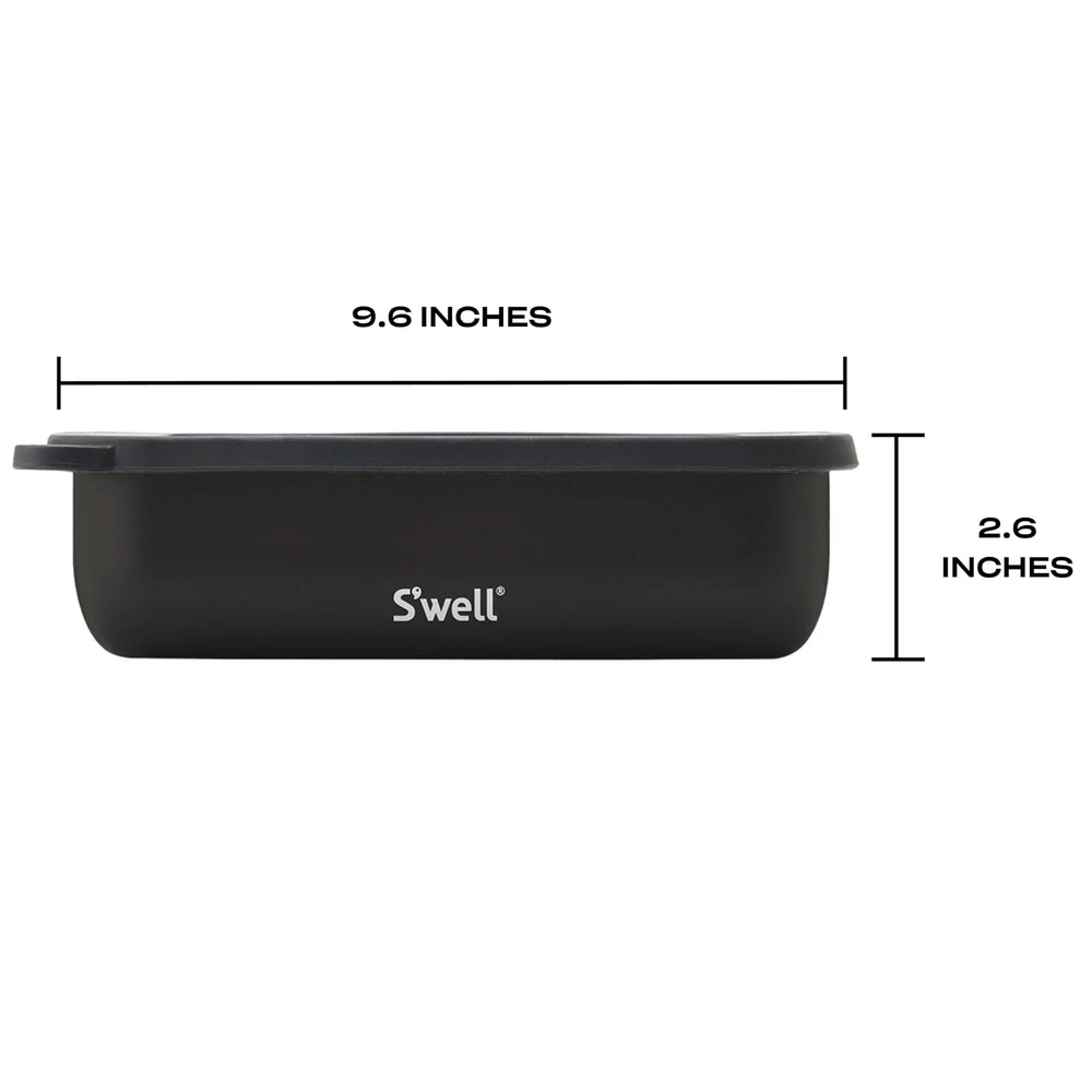S'well Bento Box Onyx comparée à une main pour évaluer la taille et la capacité 60oz