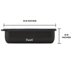 S'well Bento Box Onyx comparée à une main pour évaluer la taille et la capacité 60oz