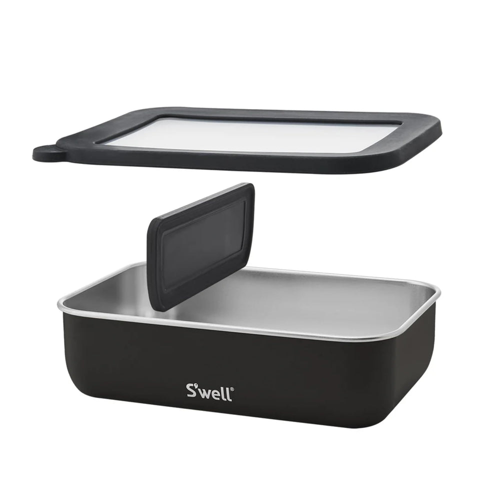 S'well Bento Box Onyx dans un sac à dos illustrant portabilité et protection contre les fuites