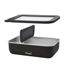 S'well Bento Box Onyx dans un sac à dos illustrant portabilité et protection contre les fuites