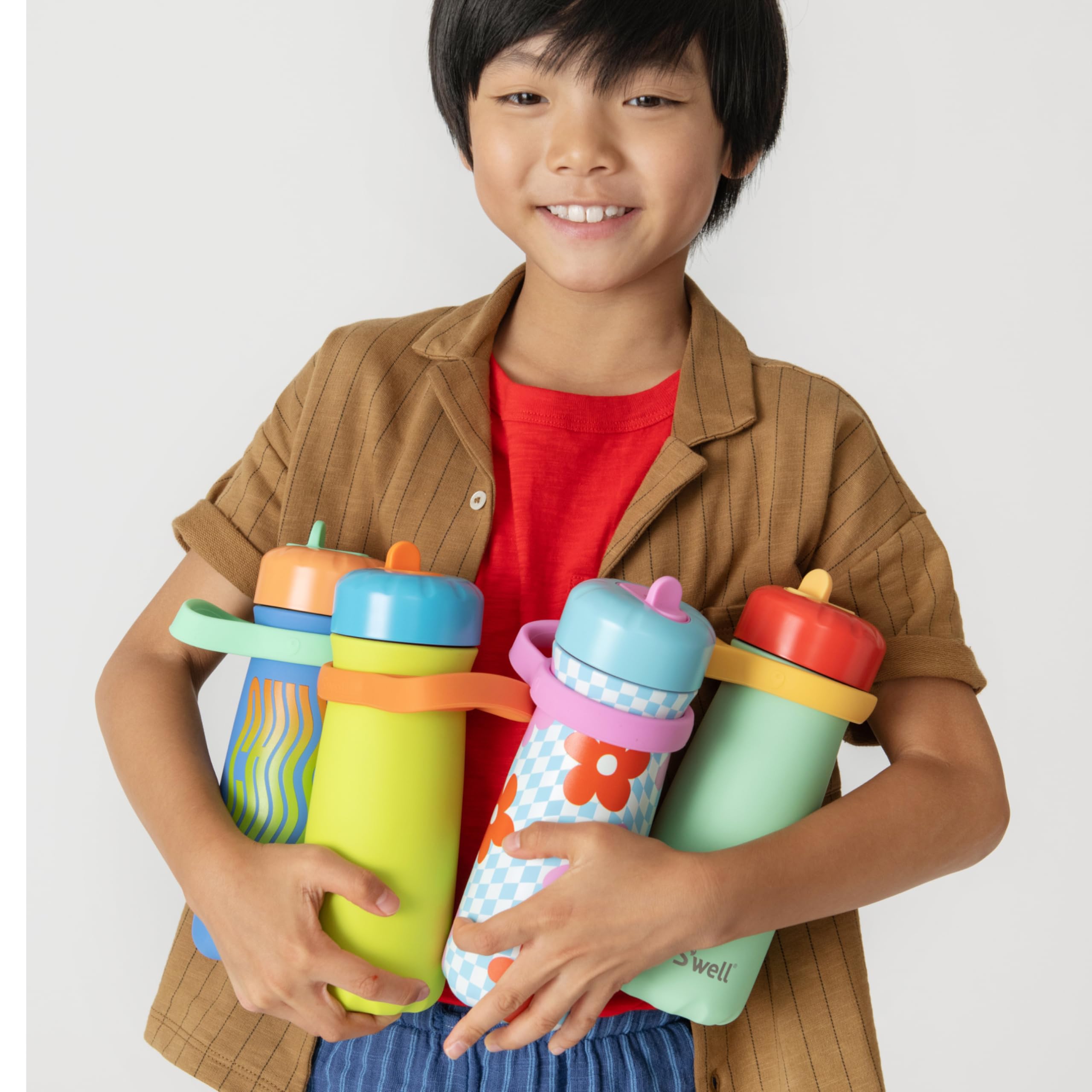 S'well Kids Traveler enfant portant la gourde à l'école pour une hydratation facile