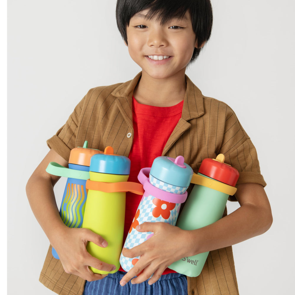 S'well Kids Traveler enfant portant la gourde à l'école pour une hydratation facile