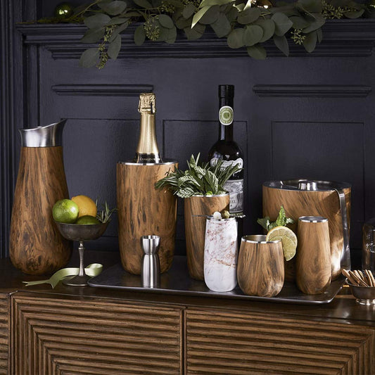 S'well chiller Teakwood profil montrant texture bois et finition antimacule
