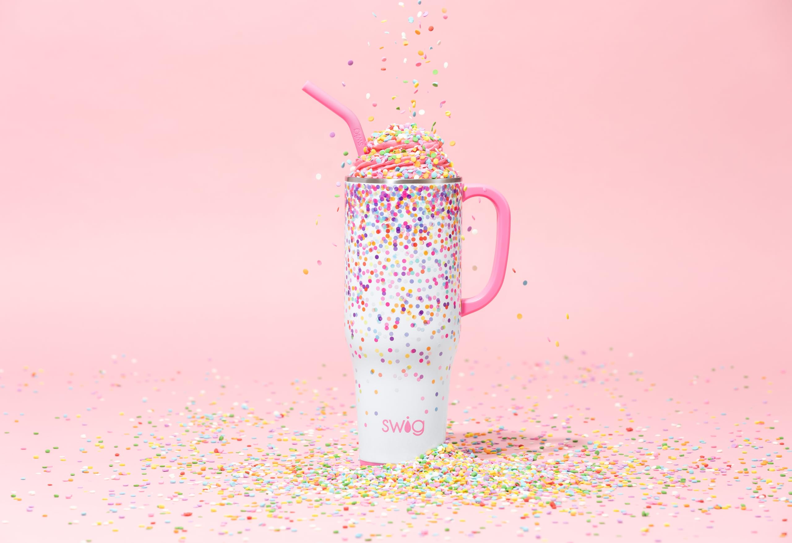 Swig Life couvercle et paille réutilisable montrant confort de boisson