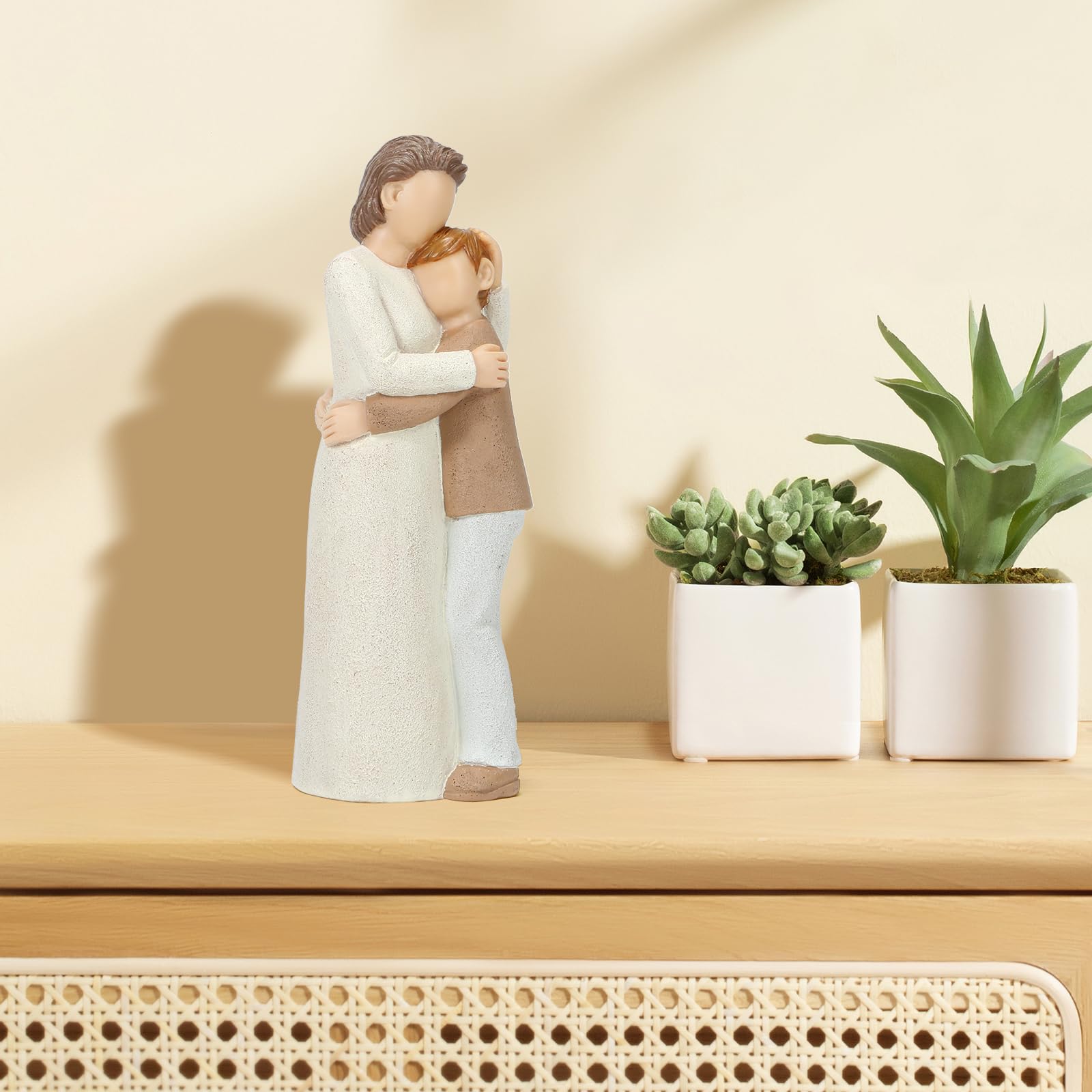 Symbullize figurine gros plan sur visages, révèle expression tendre et réalisme affectif