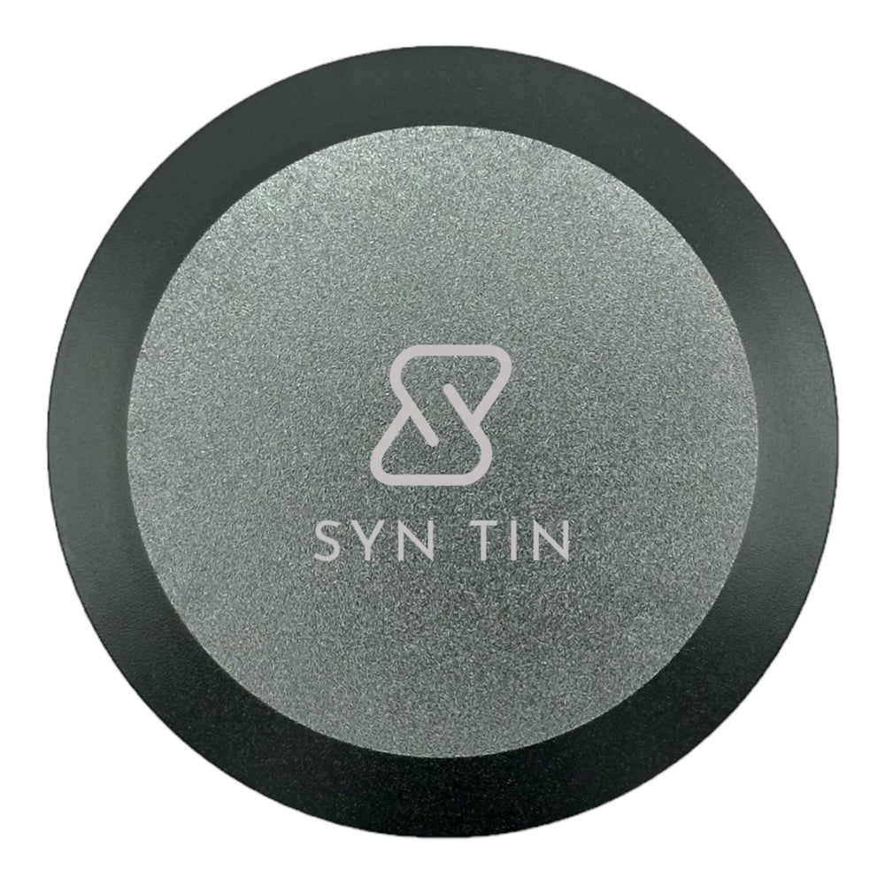 Syn Tin 3.0 placé à côté d'objets quotidiens montrant échelle et dimensions pratiques
