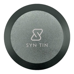 Syn Tin 3.0 placé à côté d'objets quotidiens montrant échelle et dimensions pratiques