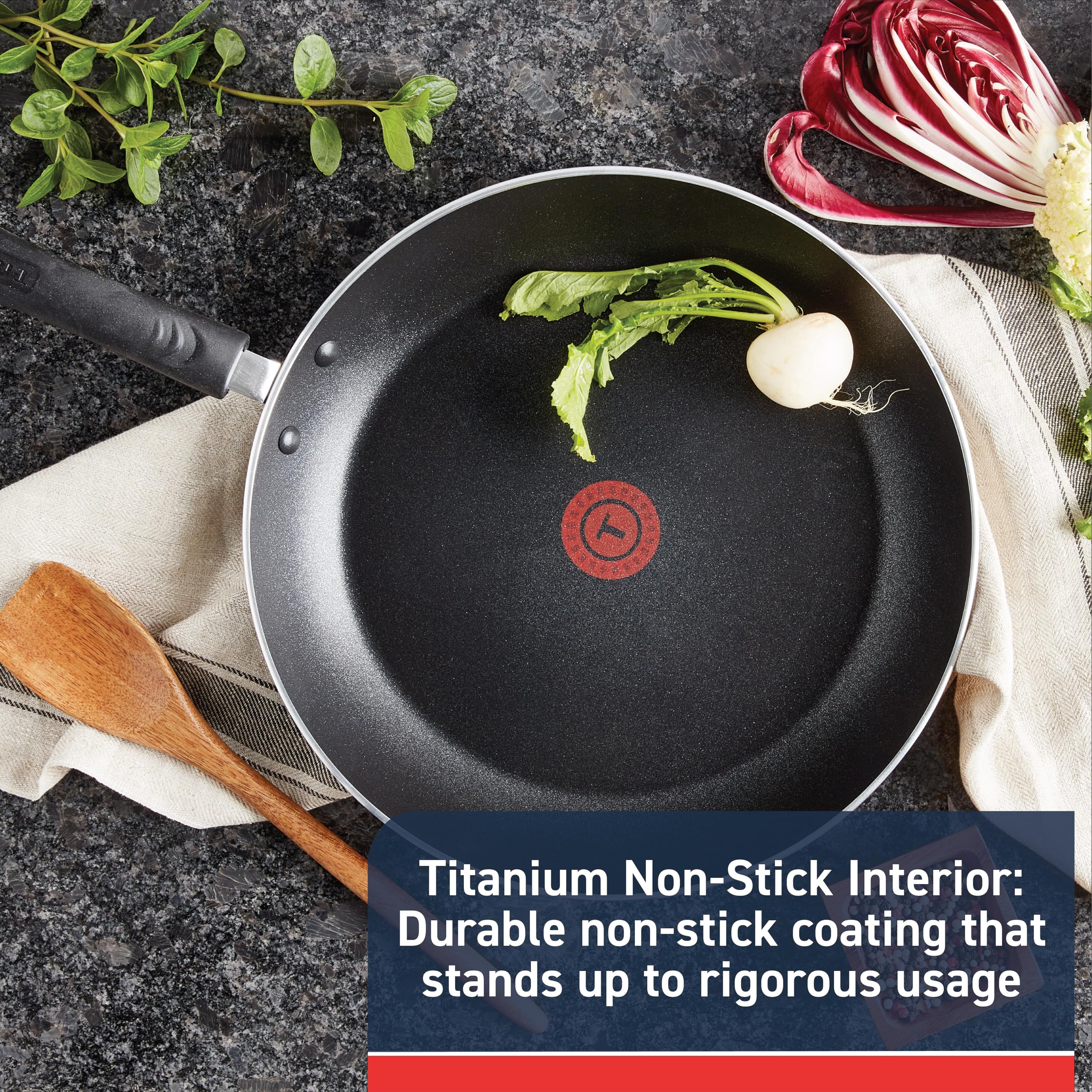 T-Fal gros plan du revêtement titanium PTFE illustrant libération facile des aliments