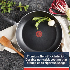 T-Fal gros plan du revêtement titanium PTFE illustrant libération facile des aliments