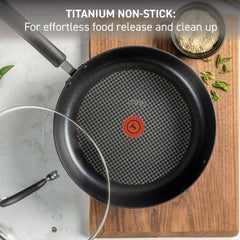 T-Fal gros plan du revêtement titane antidérapant pour cuisson sans accrocs