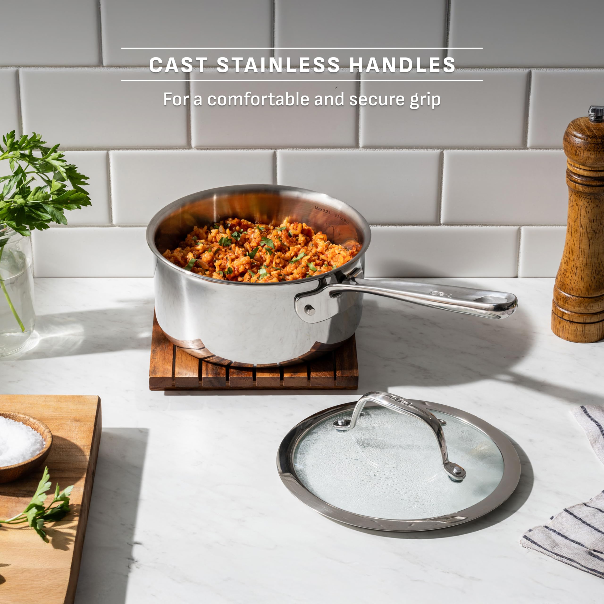 T-fal poêle en action saisissant une pièce de viande pour cuisson uniforme