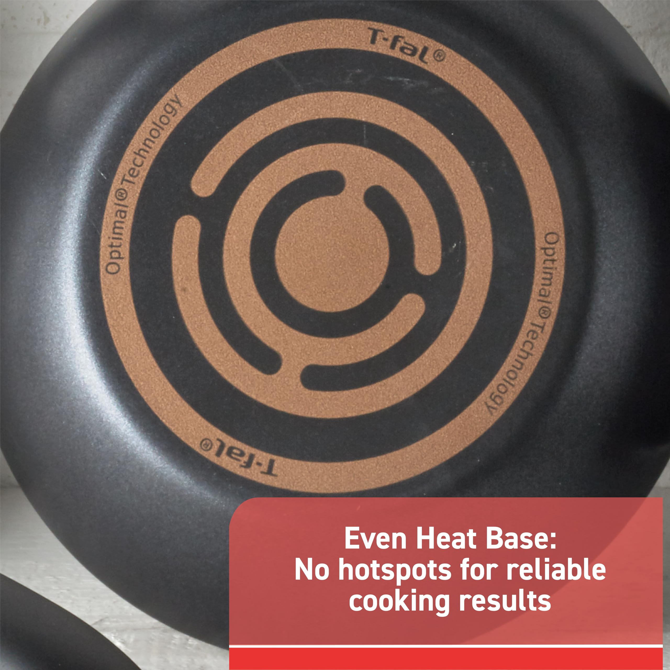 T-Fal griddle en usage pour crêpes montrant cuisson uniforme