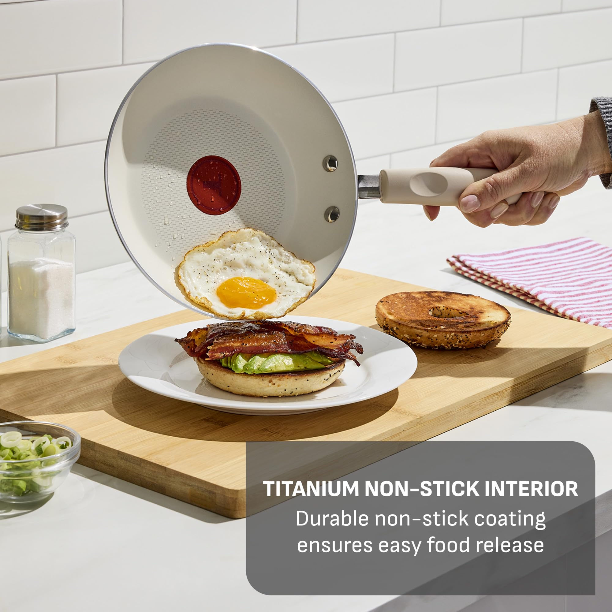 T-fal Thermo-Spot allumé indiquant chaleur idéale pour saisir uniformément