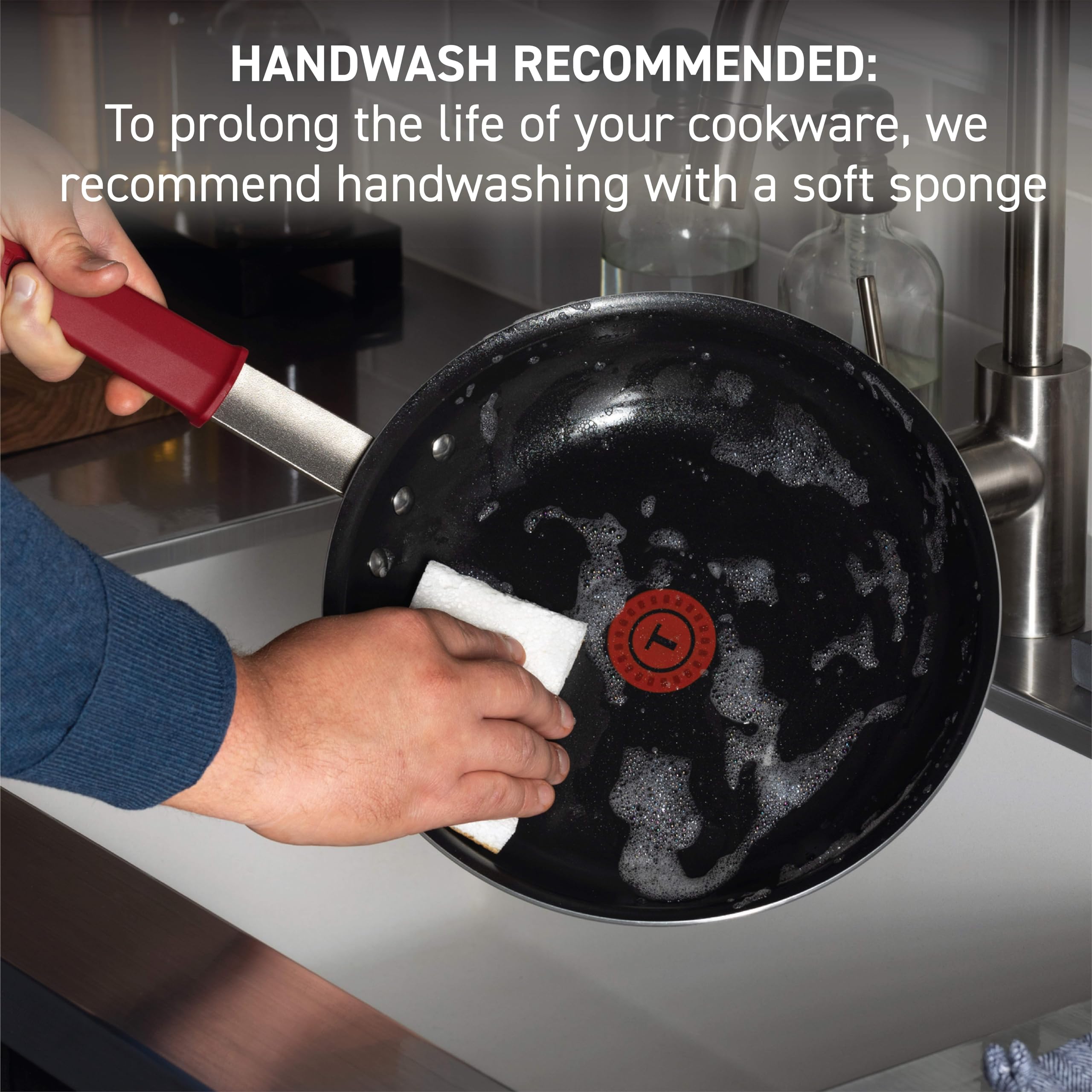 T-Fal poêle VX3 dans une cuisine lifestyle démontrant usage quotidien fiable