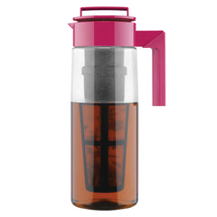 Takeya carafe framboise face montrant design élégant et rangement pratique