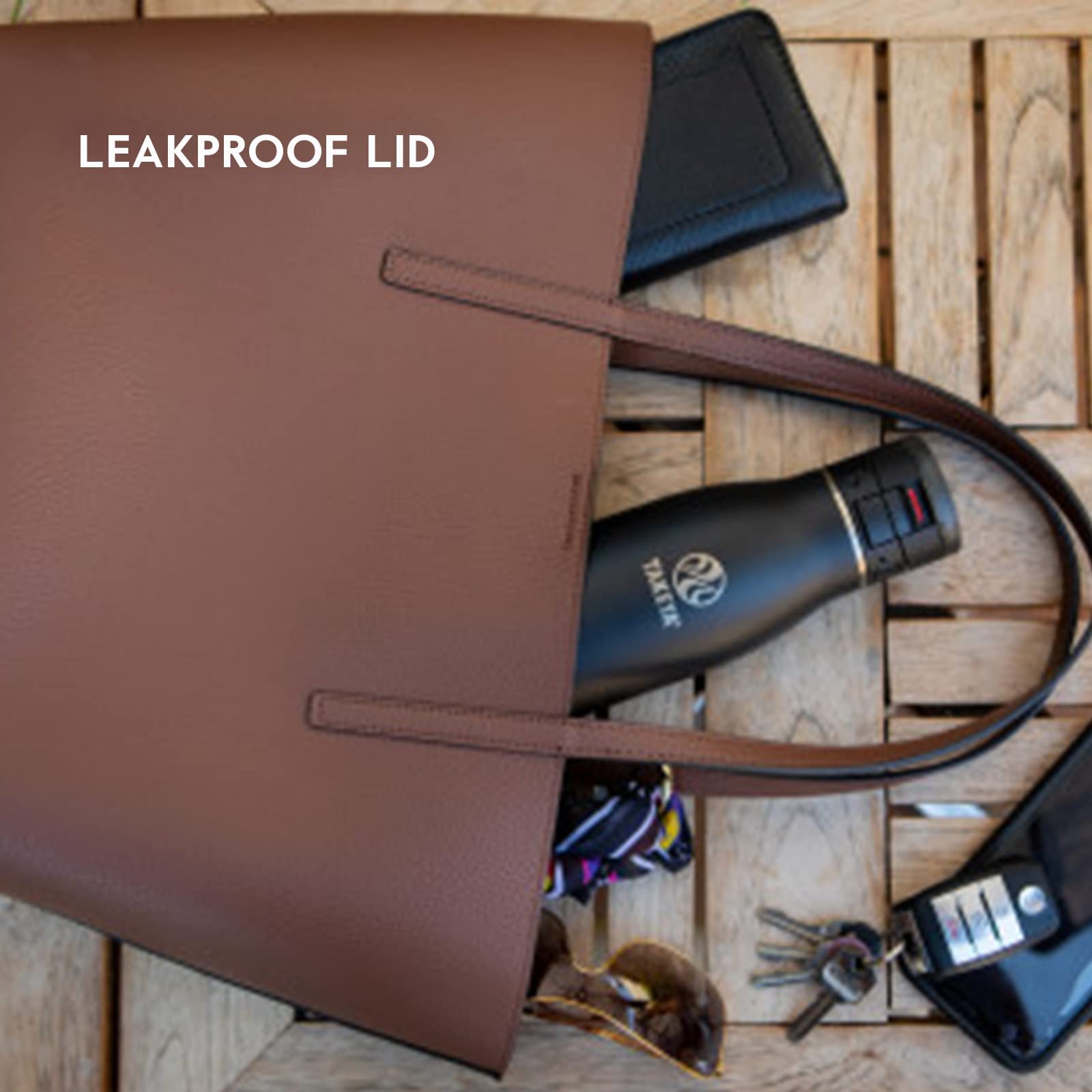 Takeya Traveler comparaison taille à côté d’une bouteille pour visualiser la capacité 25 oz