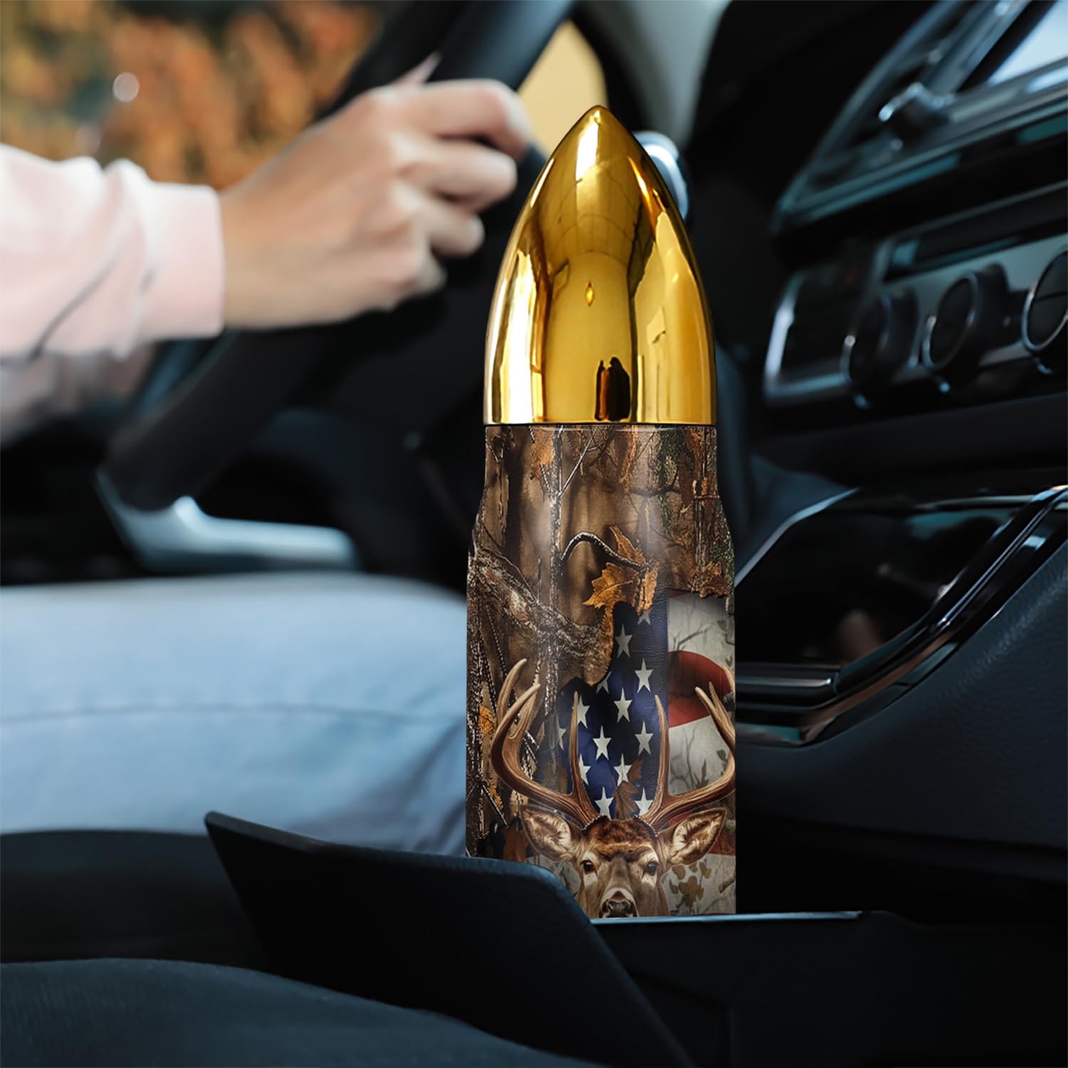 TAMUNBEE tumbler en contexte lifestyle avec tenue de chasse, usage quotidien