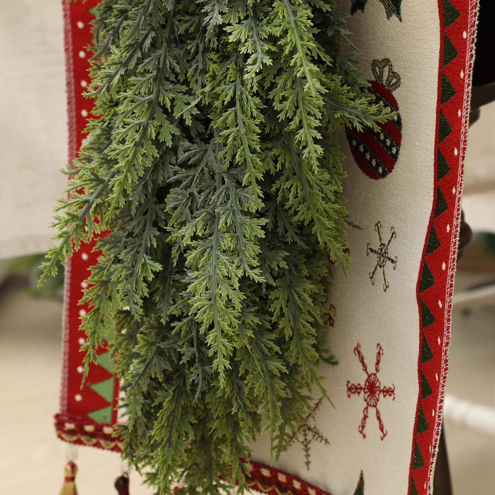 Tasruwat guirlande décorée sur table apportant charme de fête instantané
