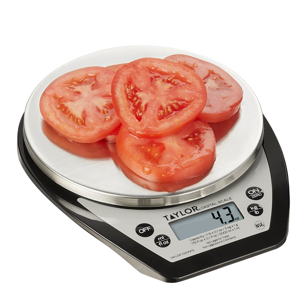 Taylor balance en cours d'utilisation pesant ingrédients pour portions exactes