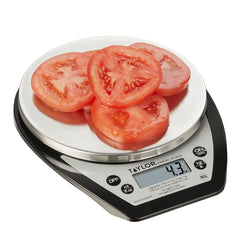 Taylor balance en cours d'utilisation pesant ingrédients pour portions exactes