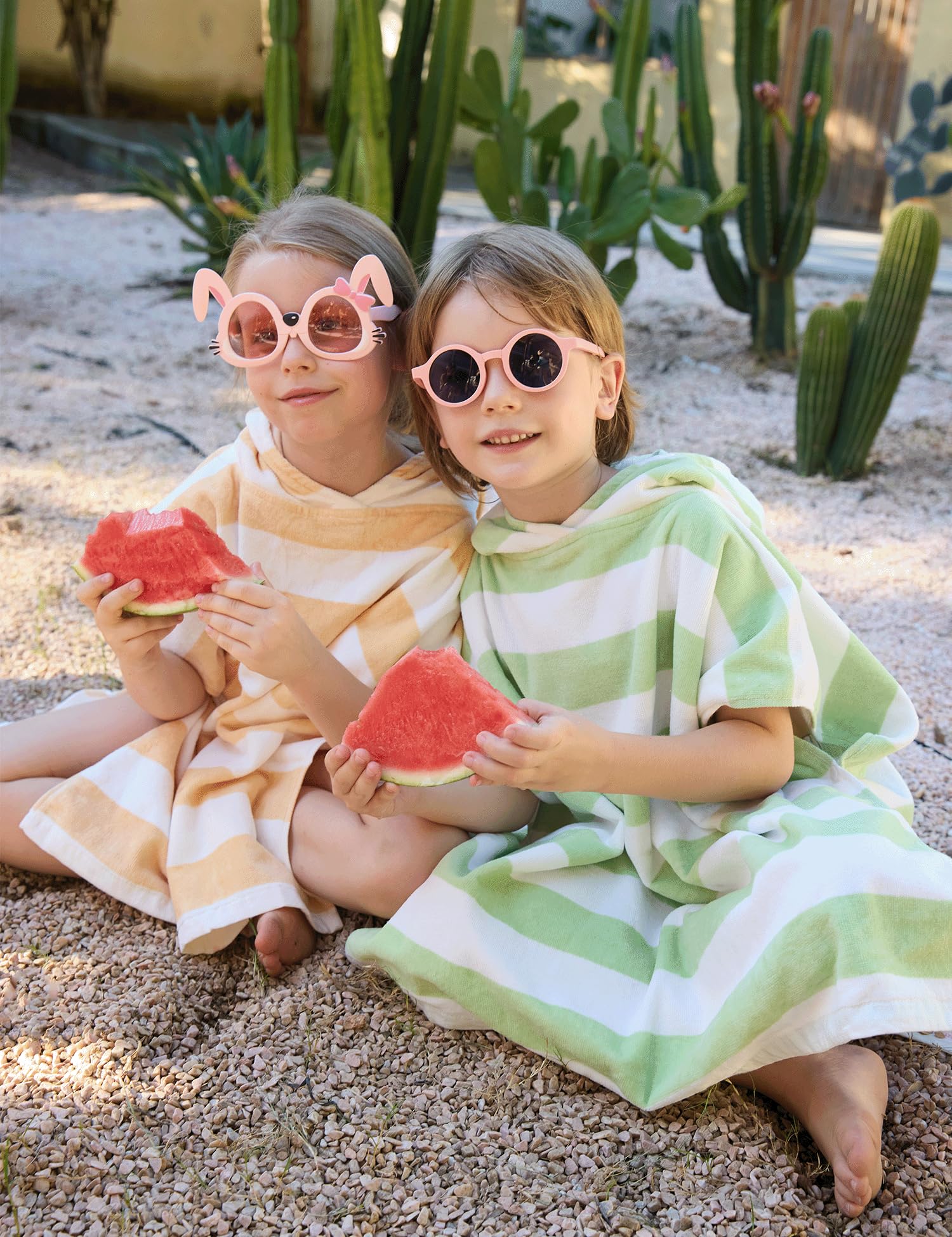 TBEZY poncho comparaison taille avec jouet illustrant ajustement pour 2–6 ans