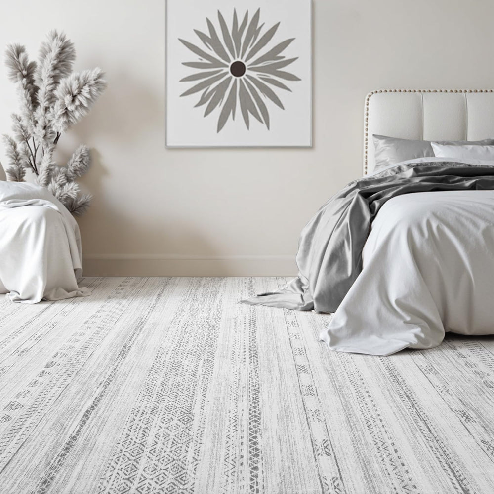 tchdio tapis posé dans un salon, crée une ambiance chaleureuse et cohérente